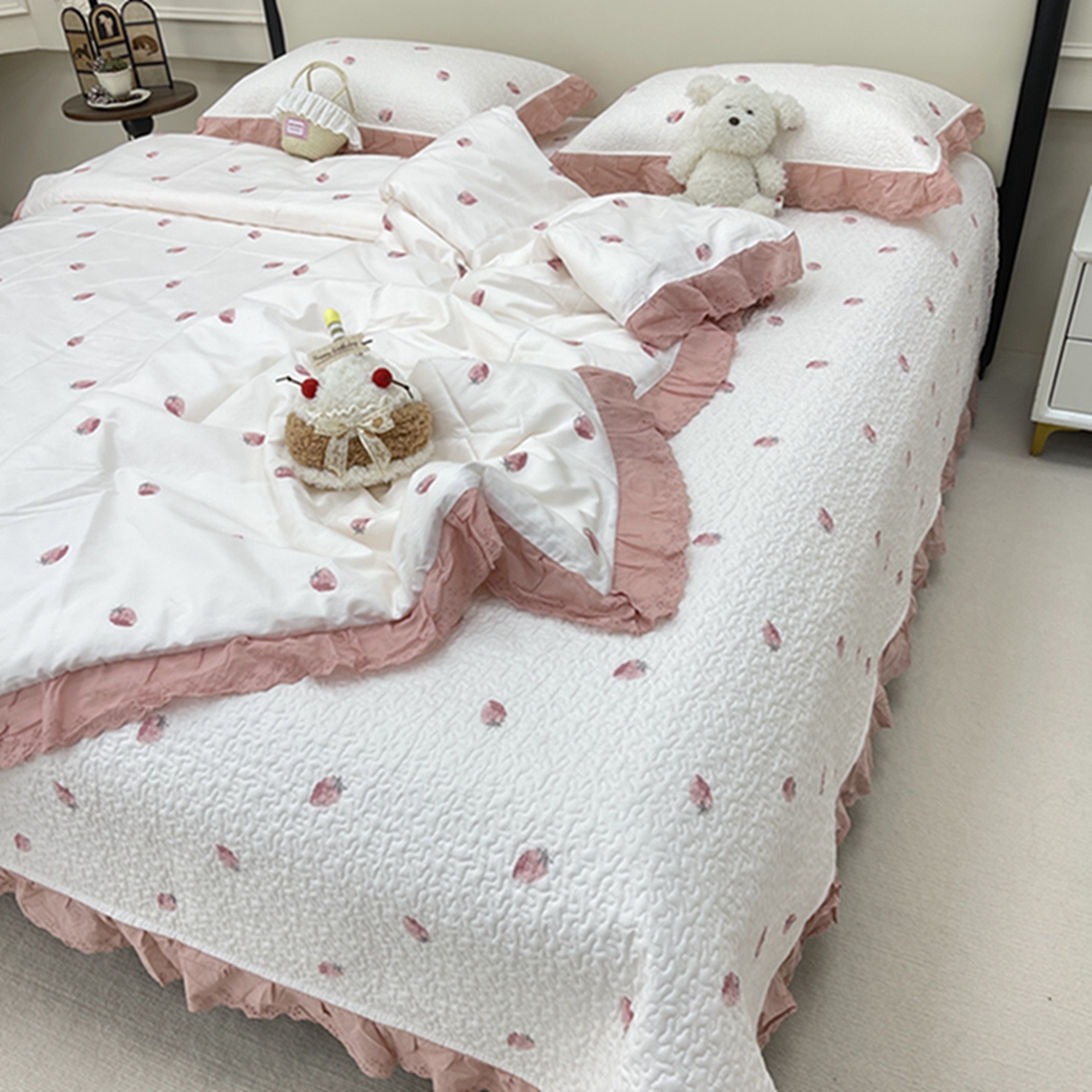 91家纺网 家纺一手货源 找家纺 禧瑞谷 2026新款法式纯棉床盖韩版花边床盖三件套四件套 奶油草莓