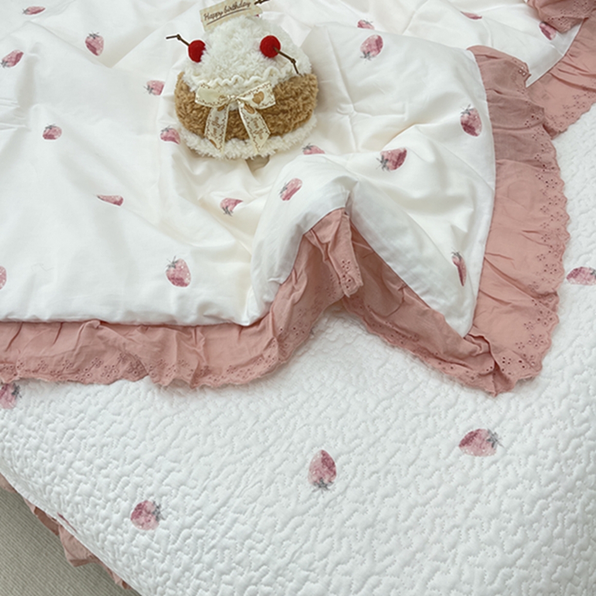 91家纺网 家纺一手货源 找家纺 禧瑞谷 2026新款法式纯棉床盖韩版花边床盖三件套四件套 奶油草莓