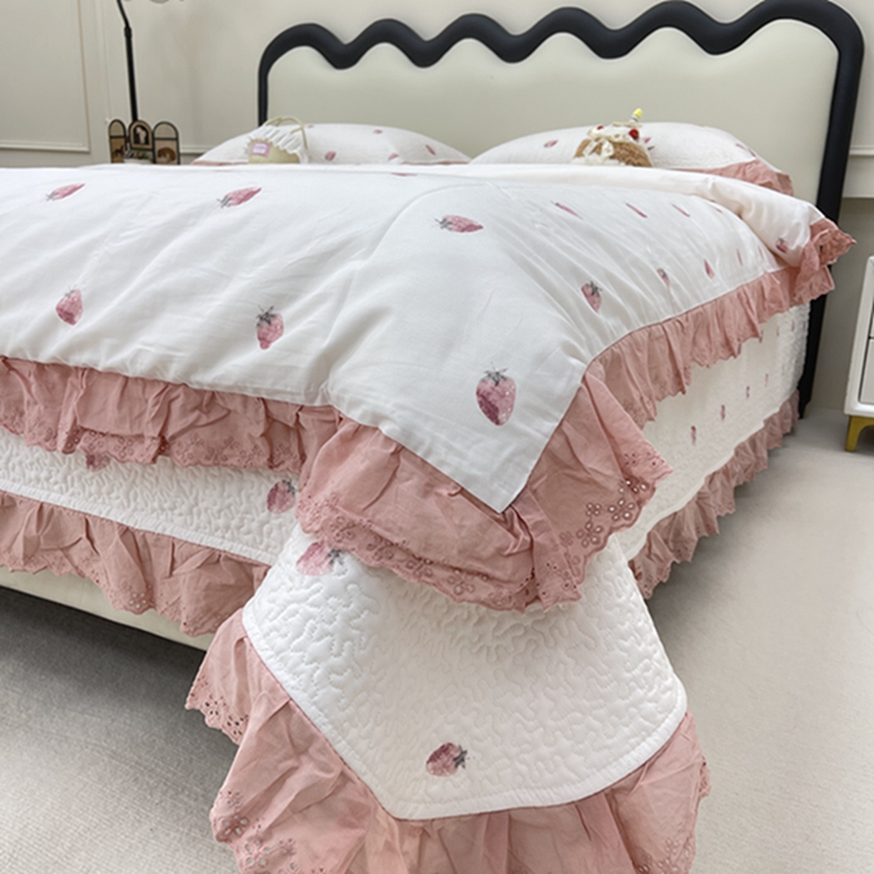 91家纺网 家纺一手货源 找家纺 禧瑞谷 2026新款法式纯棉床盖韩版花边床盖三件套四件套 奶油草莓