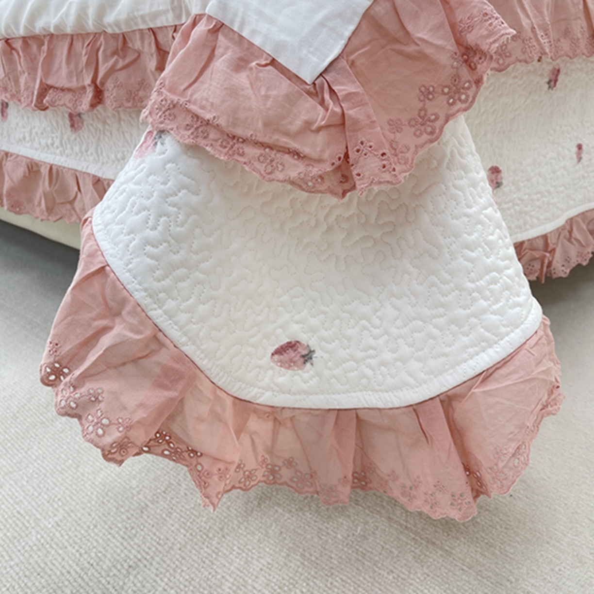 91家纺网 家纺一手货源 找家纺 禧瑞谷 2026新款法式纯棉床盖韩版花边床盖三件套四件套 奶油草莓