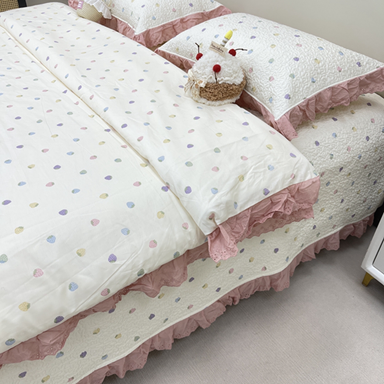 91家纺网 家纺一手货源 找家纺 禧瑞谷 2026新款法式纯棉床盖韩版花边床盖三件套四件套 七彩草莓