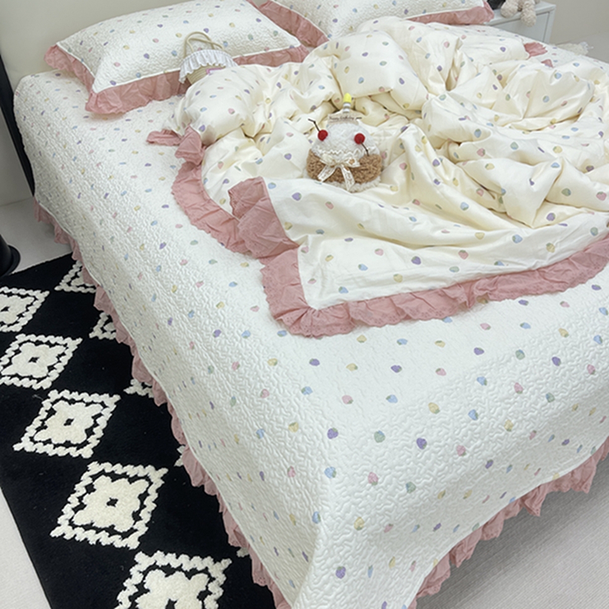 91家纺网 家纺一手货源 找家纺 禧瑞谷 2026新款法式纯棉床盖韩版花边床盖三件套四件套 七彩草莓