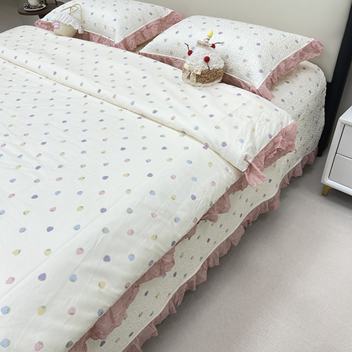 91家纺网 家纺一手货源 找家纺 禧瑞谷 2026新款法式纯棉床盖韩版花边床盖三件套四件套 七彩草莓