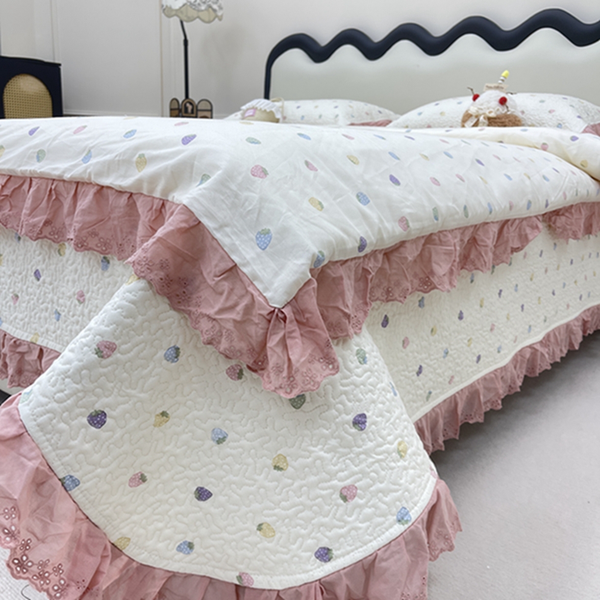 91家纺网 家纺一手货源 找家纺 禧瑞谷 2026新款法式纯棉床盖韩版花边床盖三件套四件套 七彩草莓