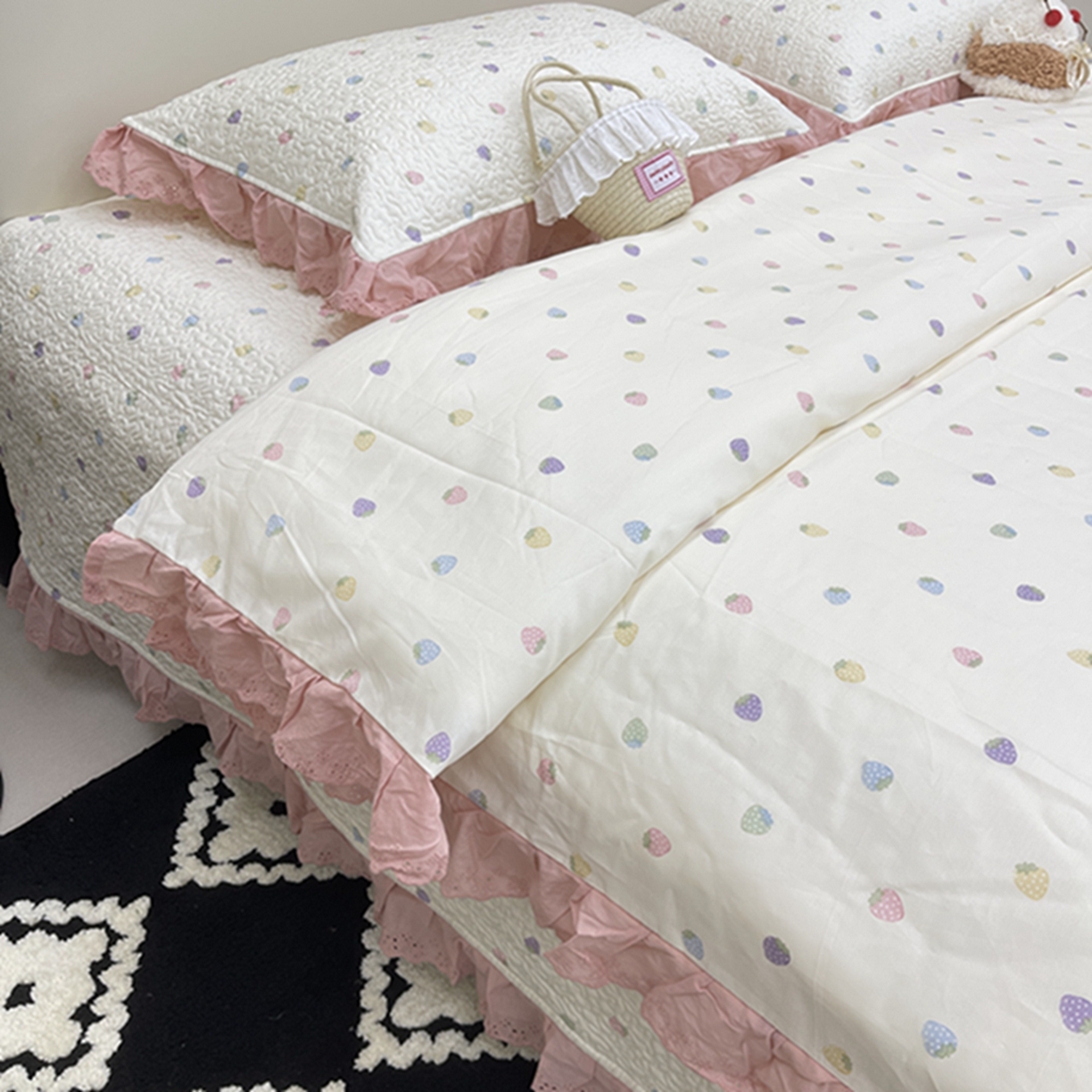 91家纺网 家纺一手货源 找家纺 禧瑞谷 2026新款法式纯棉床盖韩版花边床盖三件套四件套 七彩草莓