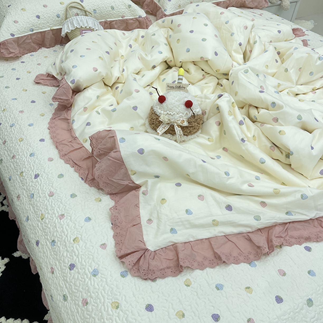 91家纺网 家纺一手货源 找家纺 禧瑞谷 2026新款法式纯棉床盖韩版花边床盖三件套四件套 七彩草莓