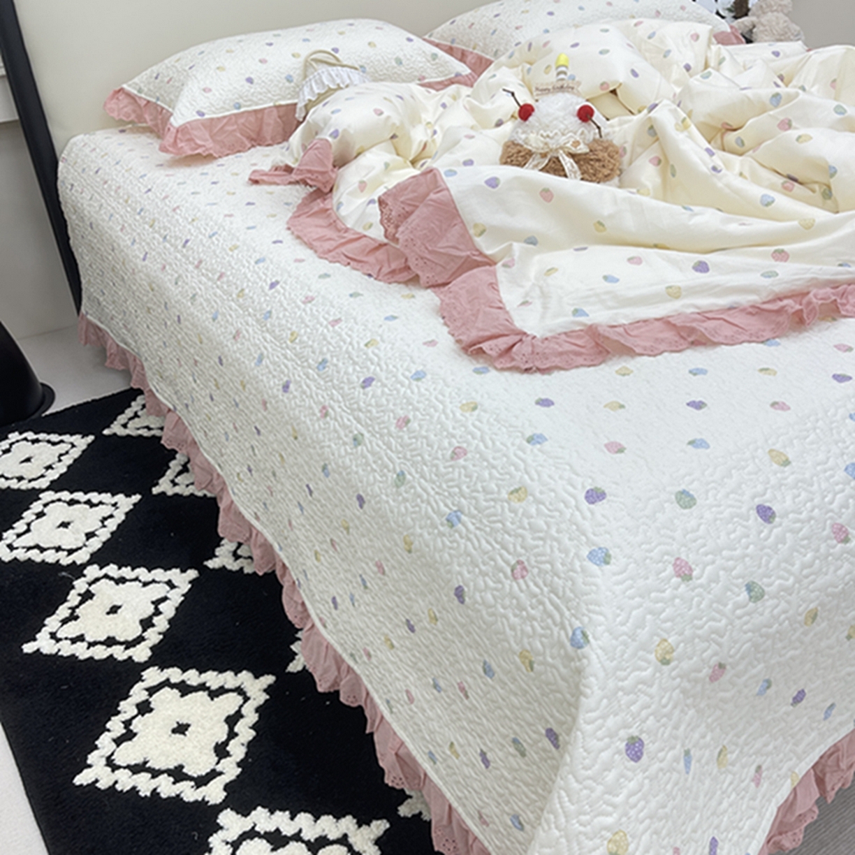 91家纺网 家纺一手货源 找家纺 禧瑞谷 2026新款法式纯棉床盖韩版花边床盖三件套四件套 七彩草莓