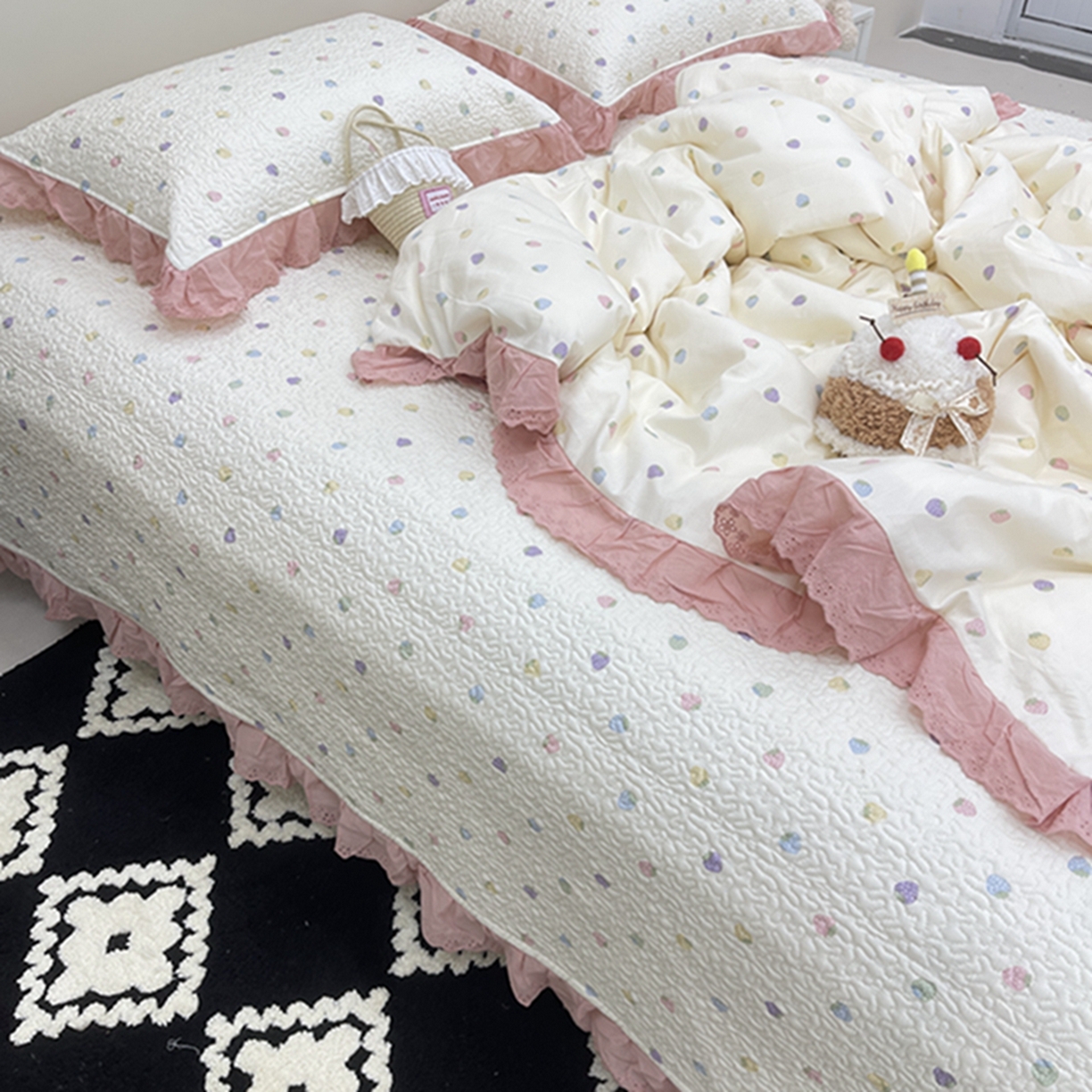 91家纺网 家纺一手货源 找家纺 禧瑞谷 2026新款法式纯棉床盖韩版花边床盖三件套四件套 七彩草莓