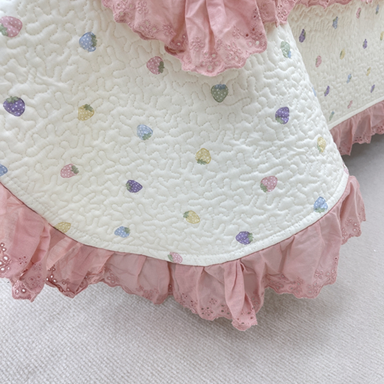 91家纺网 家纺一手货源 找家纺 禧瑞谷 2026新款法式纯棉床盖韩版花边床盖三件套四件套 七彩草莓