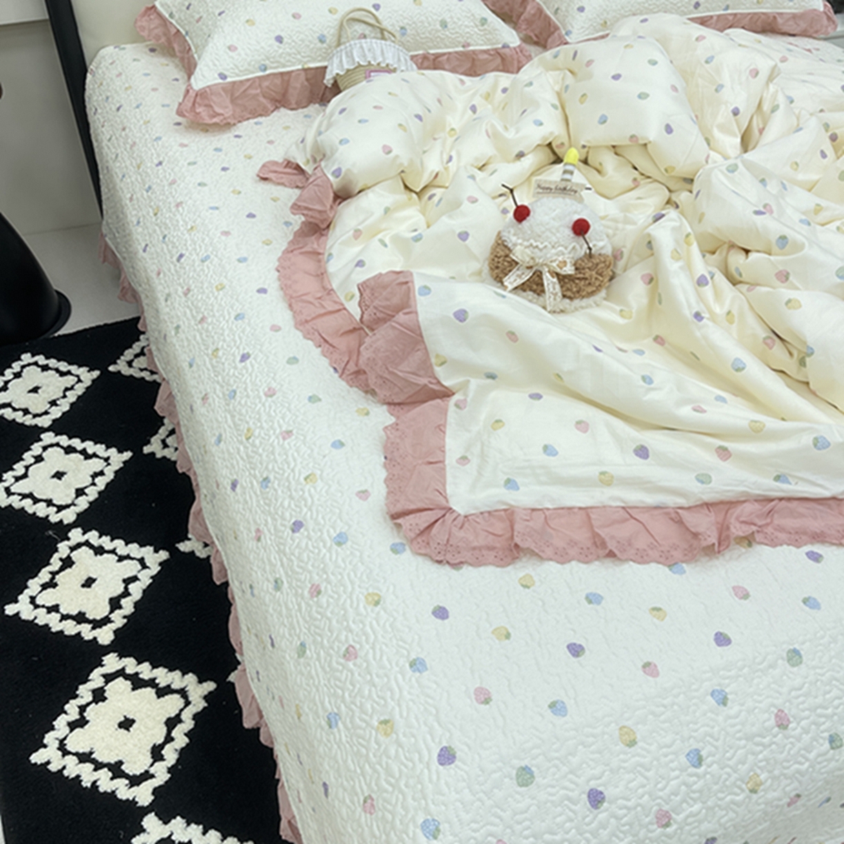 91家纺网 家纺一手货源 找家纺 禧瑞谷 2026新款法式纯棉床盖韩版花边床盖三件套四件套 七彩草莓