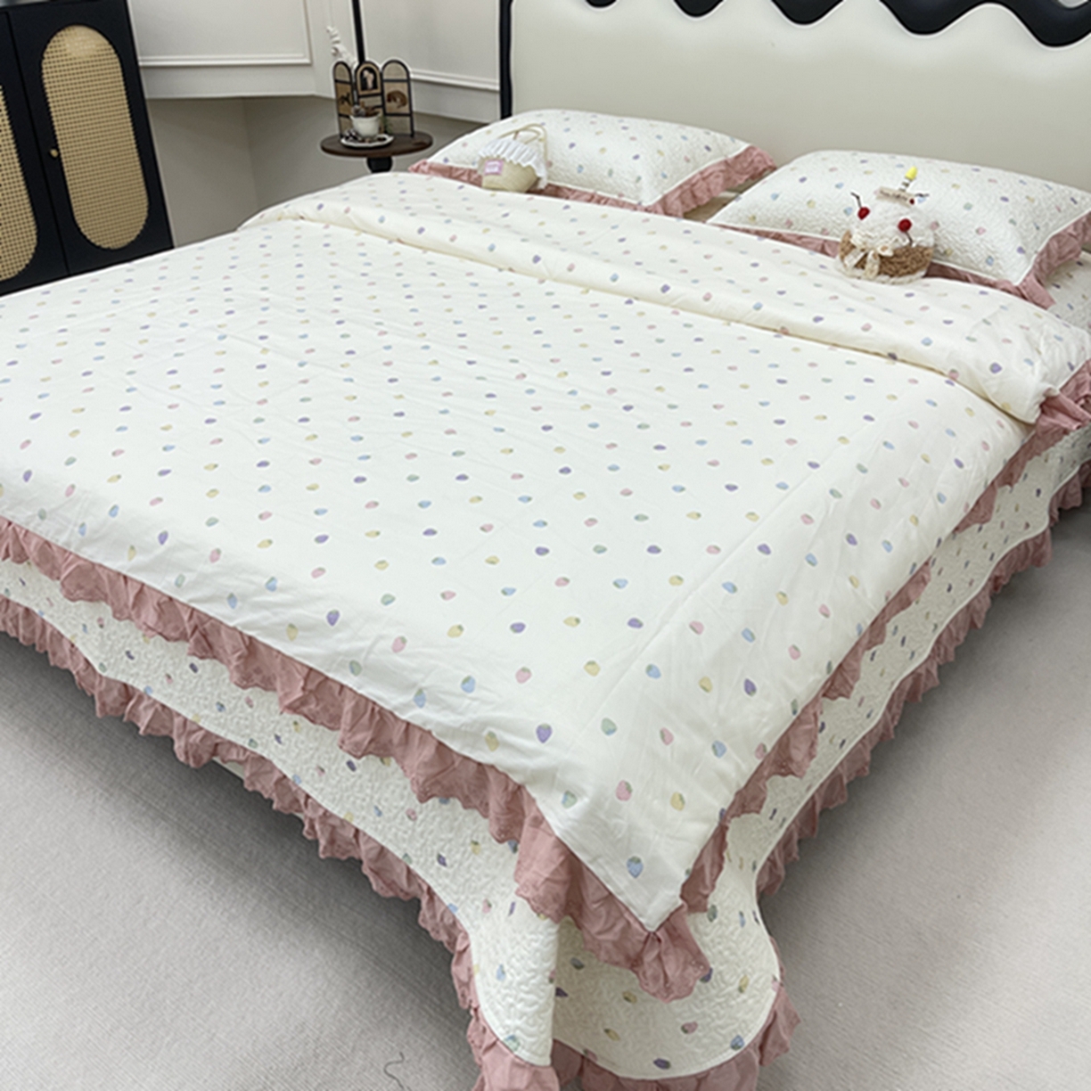 91家纺网 家纺一手货源 找家纺 禧瑞谷 2026新款法式纯棉床盖韩版花边床盖三件套四件套 七彩草莓