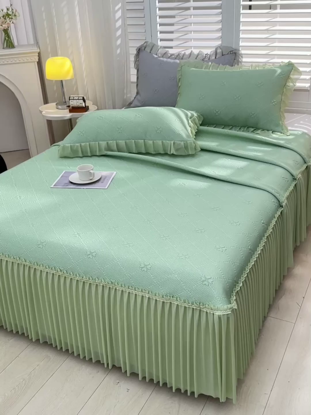 91家纺网 家纺一手货源 找家纺 畅畅家纺 2026春夏新款聚乙烯中分子凉感冰感凉豆豆凉席席子床裙三件套幸运草 幸运草-绿