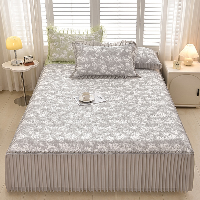 91家纺网 家纺一手货源 找家纺 （总）畅畅家纺 2026春夏新款聚乙烯中分子双面提花高克重凉感冰感凉豆豆床裙三件套-经典玫瑰