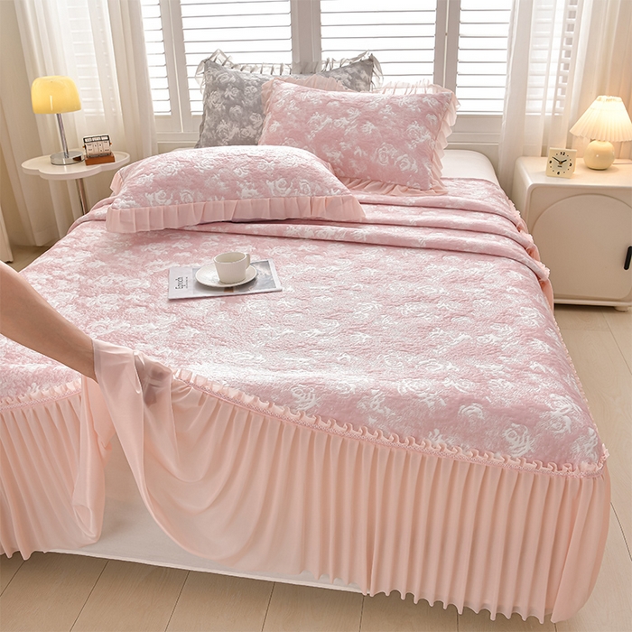 91家纺网 家纺一手货源 找家纺 （总）畅畅家纺 2026春夏新款聚乙烯中分子双面提花高克重凉感冰感凉豆豆床裙三件套-经典玫瑰