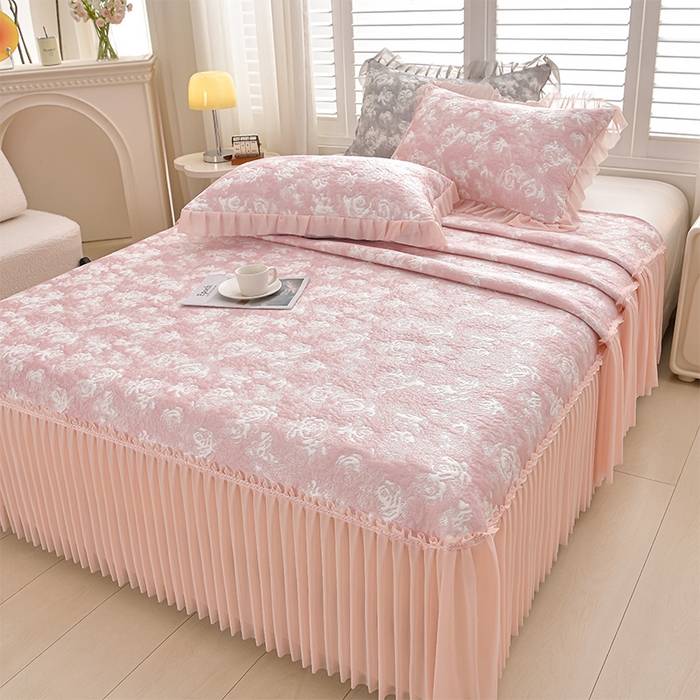 91家纺网 家纺一手货源 找家纺 （总）畅畅家纺 2026春夏新款聚乙烯中分子双面提花高克重凉感冰感凉豆豆床裙三件套-经典玫瑰