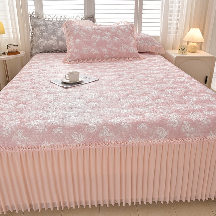 91家纺网 家纺一手货源 找家纺 （总）畅畅家纺 2026春夏新款聚乙烯中分子双面提花高克重凉感冰感凉豆豆床裙三件套-经典玫瑰