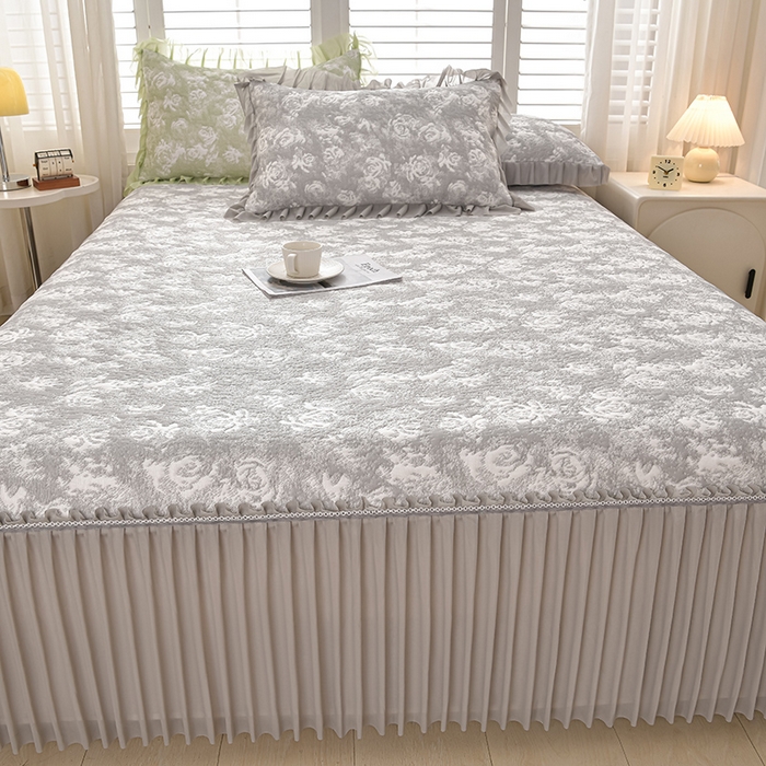 91家纺网 家纺一手货源 找家纺 畅畅家纺 2026春夏新款聚乙烯中分子双面提花高克重凉感冰感凉豆豆床裙三件套-经典玫瑰 经典玫瑰-灰