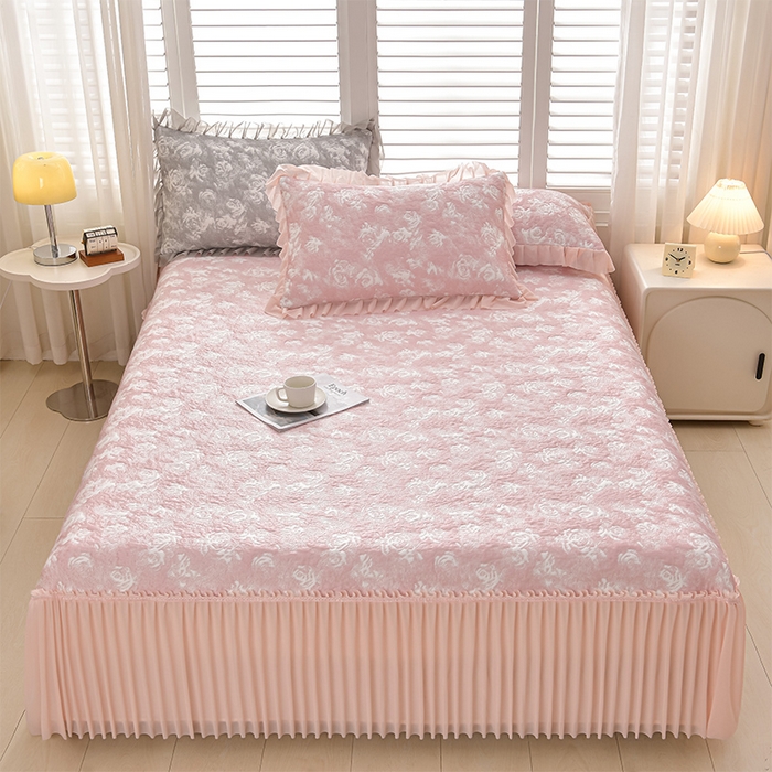 91家纺网 家纺一手货源 找家纺 （总）畅畅家纺 2026春夏新款聚乙烯中分子双面提花高克重凉感冰感凉豆豆床裙三件套-经典玫瑰