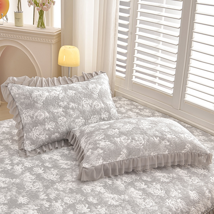 91家纺网 家纺一手货源 找家纺 畅畅家纺 2026春夏新款聚乙烯中分子双面提花高克重凉感冰感凉豆豆床裙三件套-经典玫瑰 经典玫瑰-灰