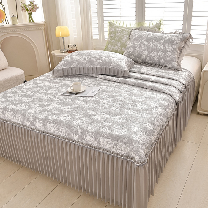 91家纺网 家纺一手货源 找家纺 畅畅家纺 2026春夏新款聚乙烯中分子双面提花高克重凉感冰感凉豆豆床裙三件套-经典玫瑰 经典玫瑰-灰