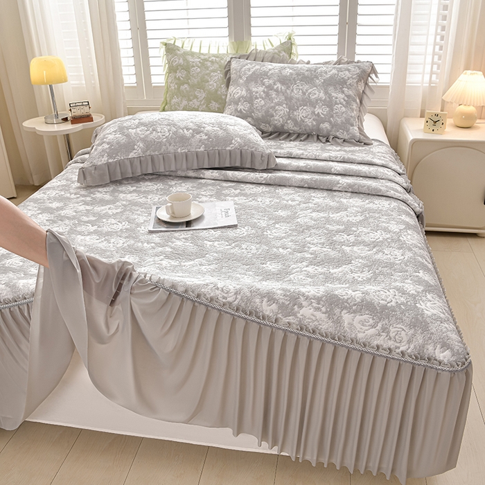 91家纺网 家纺一手货源 找家纺 畅畅家纺 2026春夏新款聚乙烯中分子双面提花高克重凉感冰感凉豆豆床裙三件套-经典玫瑰 经典玫瑰-灰