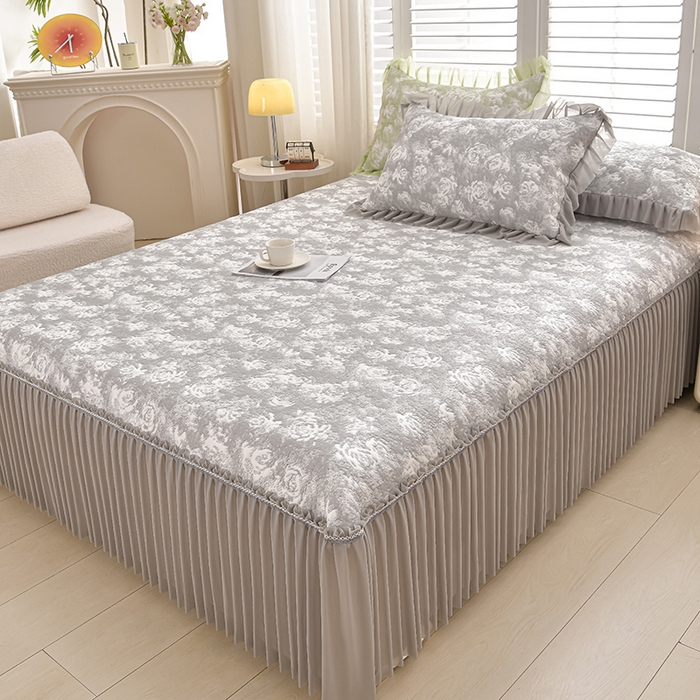 91家纺网 家纺一手货源 找家纺 畅畅家纺 2026春夏新款聚乙烯中分子双面提花高克重凉感冰感凉豆豆床裙三件套-经典玫瑰 经典玫瑰-灰