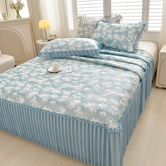 91家纺网 家纺一手货源 找家纺 畅畅家纺 2026春夏新款聚乙烯中分子双面提花高克重凉感冰感凉豆豆床裙三件套-经典玫瑰 经典玫瑰-蓝