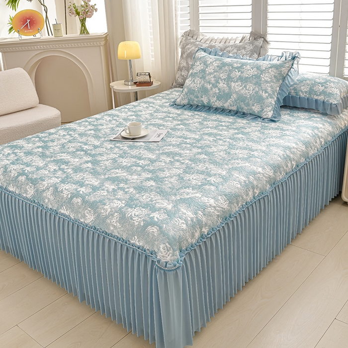 91家纺网 家纺一手货源 找家纺 畅畅家纺 2026春夏新款聚乙烯中分子双面提花高克重凉感冰感凉豆豆床裙三件套-经典玫瑰 经典玫瑰-蓝