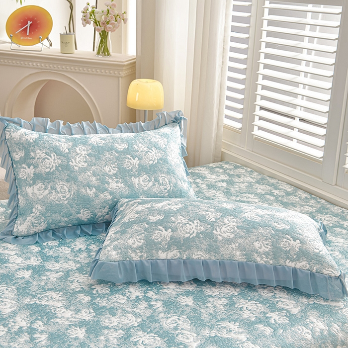 91家纺网 家纺一手货源 找家纺 畅畅家纺 2026春夏新款聚乙烯中分子双面提花高克重凉感冰感凉豆豆床裙三件套-经典玫瑰 经典玫瑰-蓝