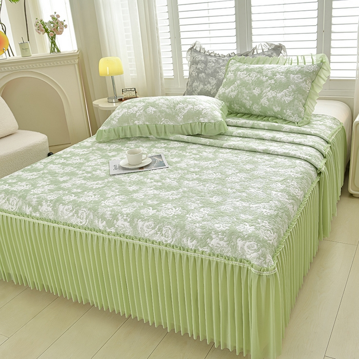 91家纺网 家纺一手货源 找家纺 畅畅家纺 2026春夏新款聚乙烯中分子双面提花高克重凉感冰感凉豆豆床裙三件套-经典玫瑰 经典玫瑰-绿