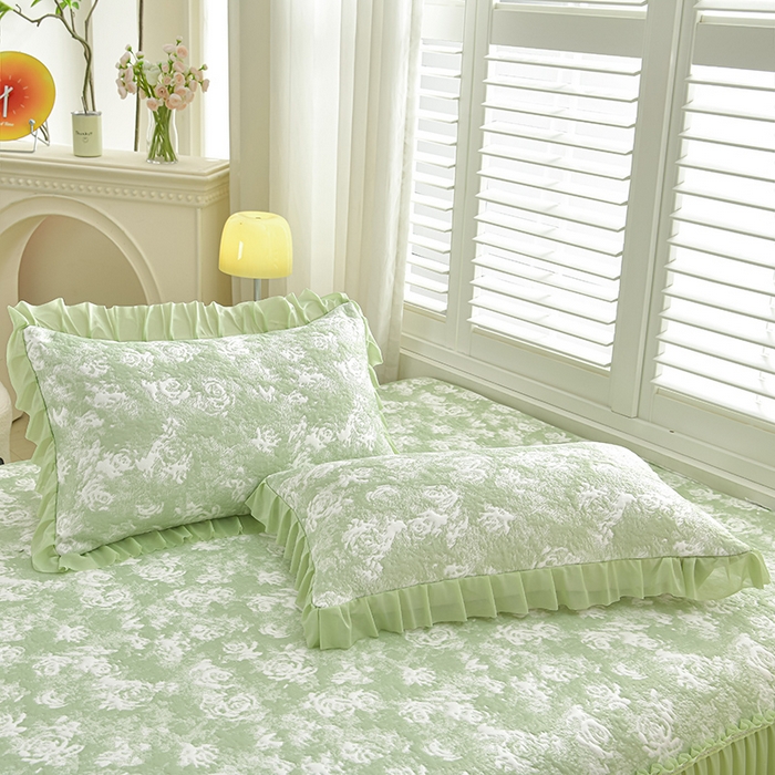 91家纺网 家纺一手货源 找家纺 畅畅家纺 2026春夏新款聚乙烯中分子双面提花高克重凉感冰感凉豆豆床裙三件套-经典玫瑰 经典玫瑰-绿