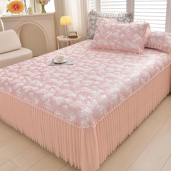 91家纺网 家纺一手货源 找家纺 畅畅家纺 2026春夏新款聚乙烯中分子双面提花高克重凉感冰感凉豆豆床裙三件套-经典玫瑰 经典玫瑰-粉