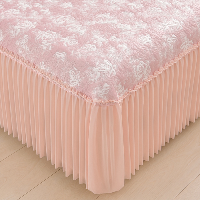 91家纺网 家纺一手货源 找家纺 畅畅家纺 2026春夏新款聚乙烯中分子双面提花高克重凉感冰感凉豆豆床裙三件套-经典玫瑰 经典玫瑰-粉