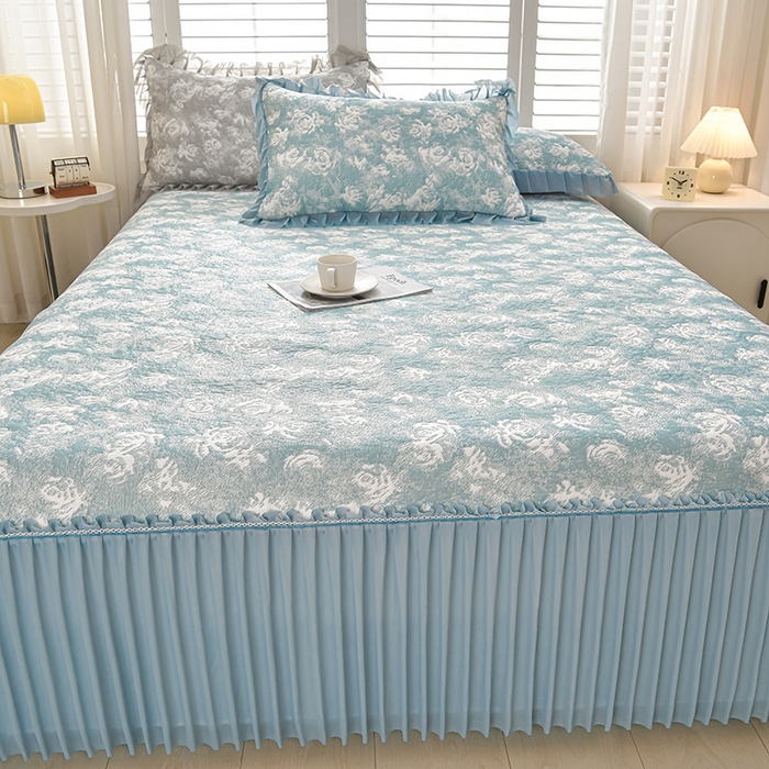 91家纺网 家纺一手货源 找家纺 畅畅家纺 2026春夏新款聚乙烯中分子双面提花高克重凉感冰感凉豆豆床裙三件套-经典玫瑰 经典玫瑰-蓝