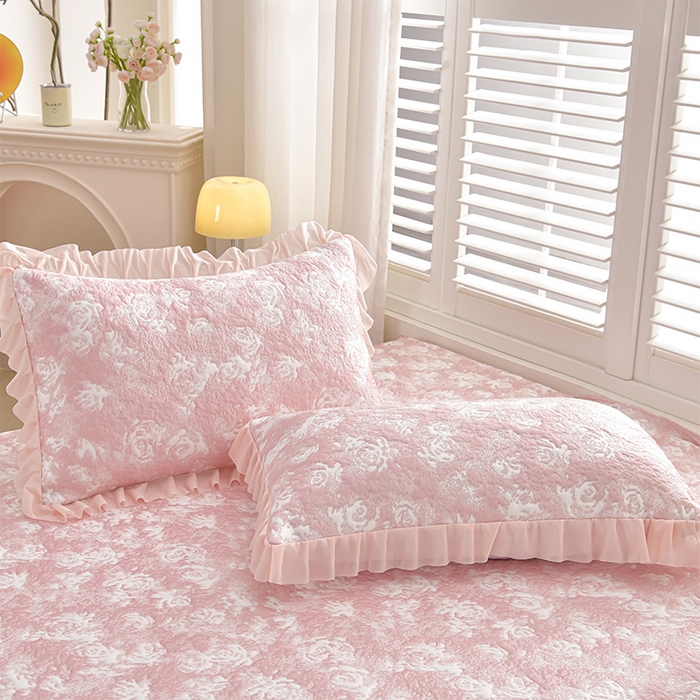 91家纺网 家纺一手货源 找家纺 畅畅家纺 2026春夏新款聚乙烯中分子双面提花高克重凉感冰感凉豆豆床裙三件套-经典玫瑰 经典玫瑰-粉