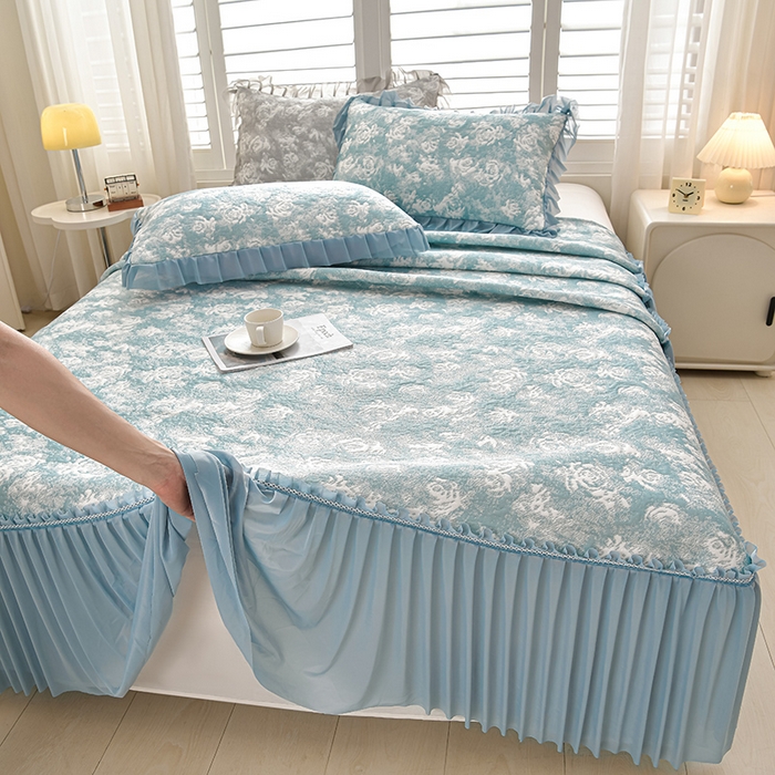 91家纺网 家纺一手货源 找家纺 畅畅家纺 2026春夏新款聚乙烯中分子双面提花高克重凉感冰感凉豆豆床裙三件套-经典玫瑰 经典玫瑰-蓝