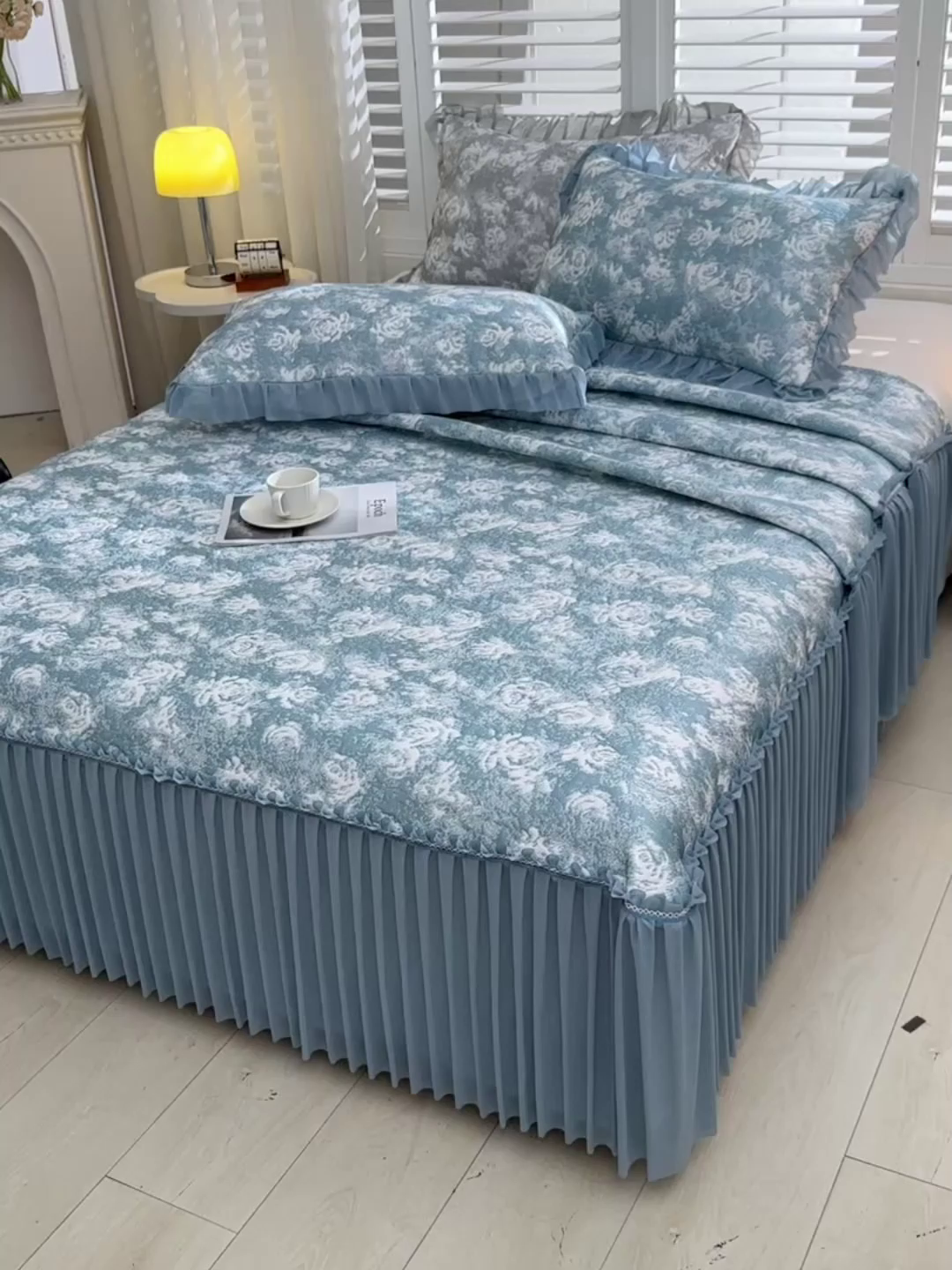 91家纺网 家纺一手货源 找家纺 畅畅家纺 2026春夏新款聚乙烯中分子双面提花高克重凉感冰感凉豆豆床裙三件套-经典玫瑰 经典玫瑰-蓝