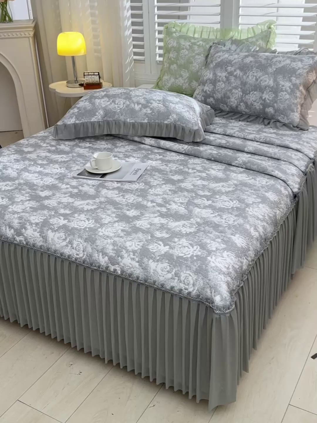 91家纺网 家纺一手货源 找家纺 畅畅家纺 2026春夏新款聚乙烯中分子双面提花高克重凉感冰感凉豆豆床裙三件套-经典玫瑰 经典玫瑰-灰