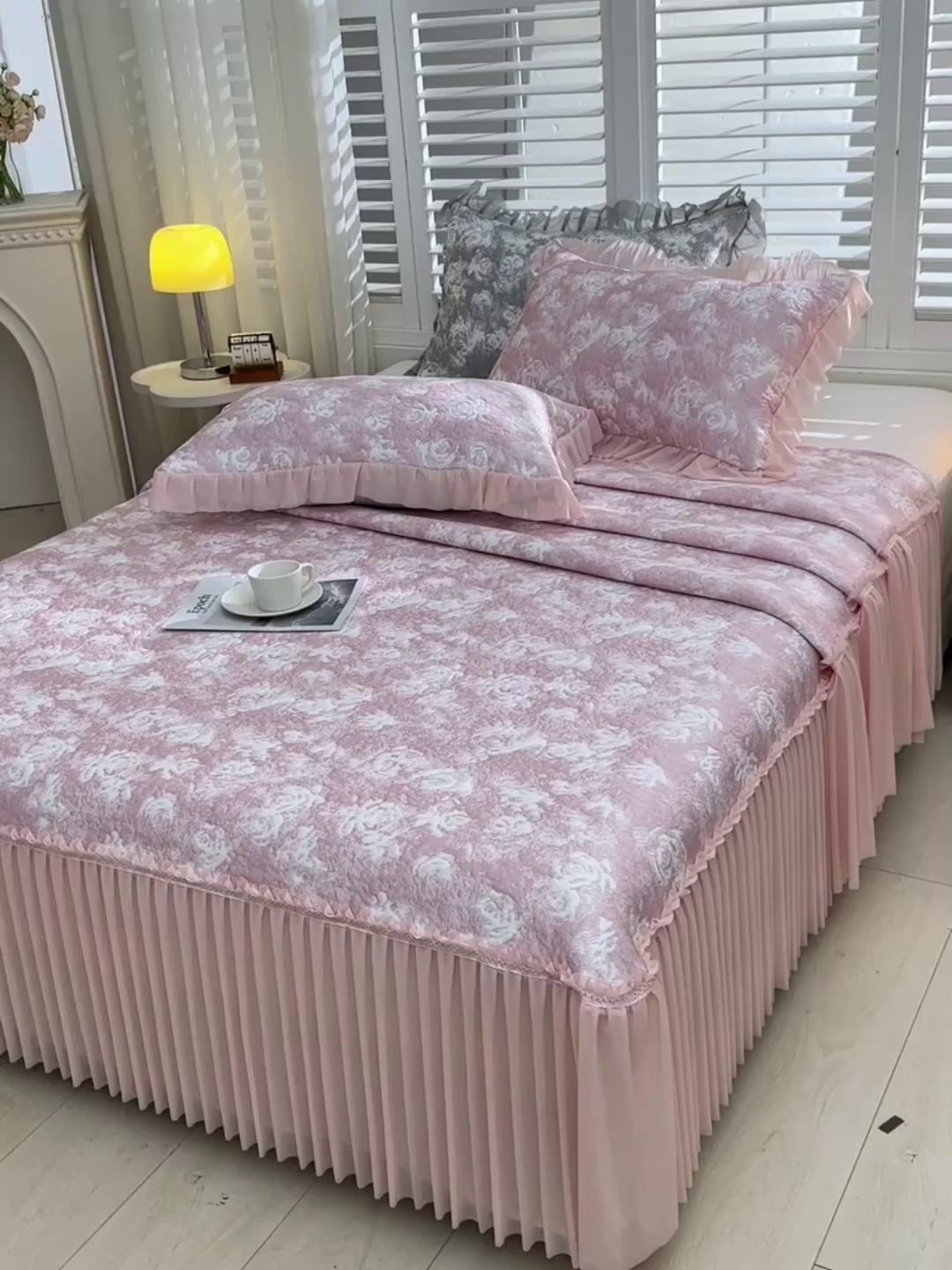 91家纺网 家纺一手货源 找家纺 （总）畅畅家纺 2026春夏新款聚乙烯中分子双面提花高克重凉感冰感凉豆豆床裙三件套-经典玫瑰