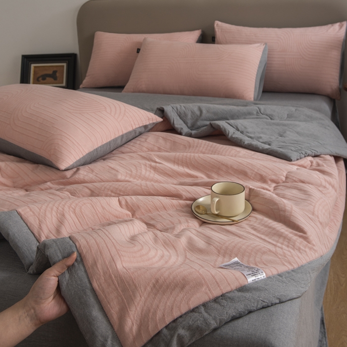 91家纺网 家纺一手货源 找家纺 恋人优选 2026新款浮光全棉提花夏被空调被 浮光粉