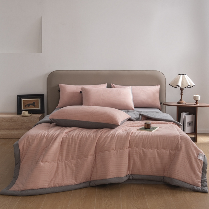 91家纺网 家纺一手货源 找家纺 恋人优选 2026新款浮光全棉提花夏被空调被 浮光粉