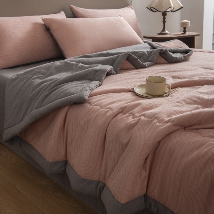 91家纺网 家纺一手货源 找家纺 恋人优选 2026新款浮光全棉提花夏被空调被 浮光粉