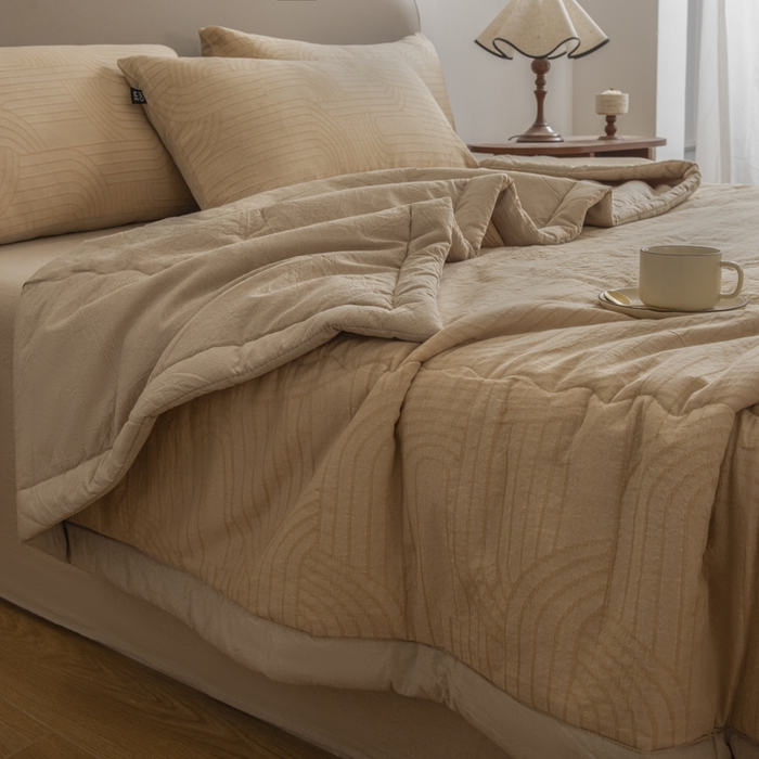 91家纺网 家纺一手货源 找家纺 恋人优选 2026新款浮光全棉提花夏被空调被 浮光卡其