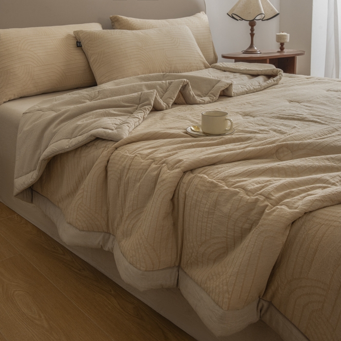 91家纺网 家纺一手货源 找家纺 恋人优选 2026新款浮光全棉提花夏被空调被 浮光卡其