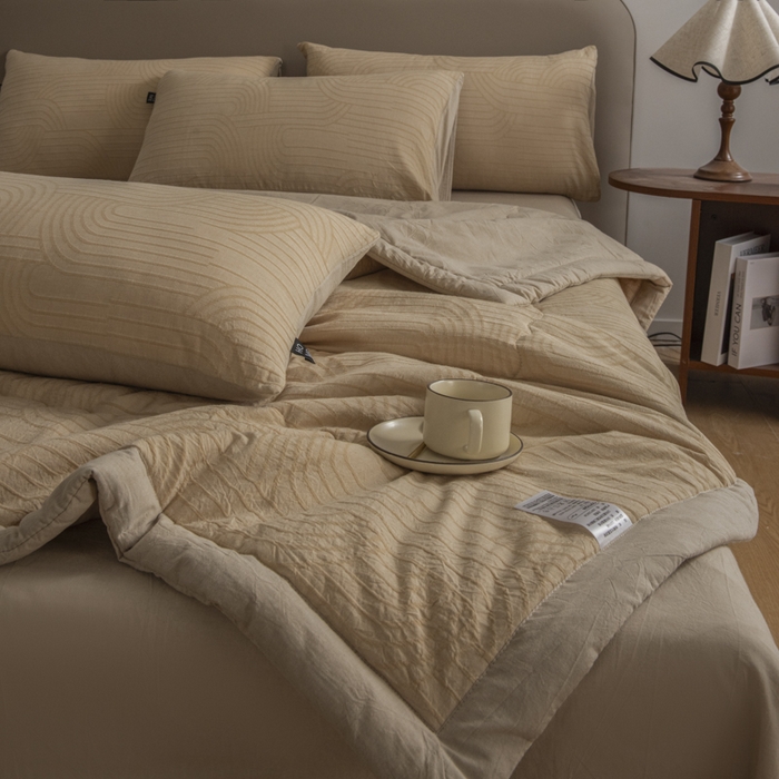 91家纺网 家纺一手货源 找家纺 恋人优选 2026新款浮光全棉提花夏被空调被 浮光卡其