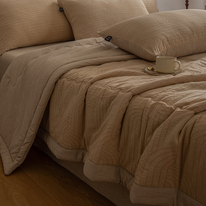 91家纺网 家纺一手货源 找家纺 恋人优选 2026新款浮光全棉提花夏被空调被 浮光卡其