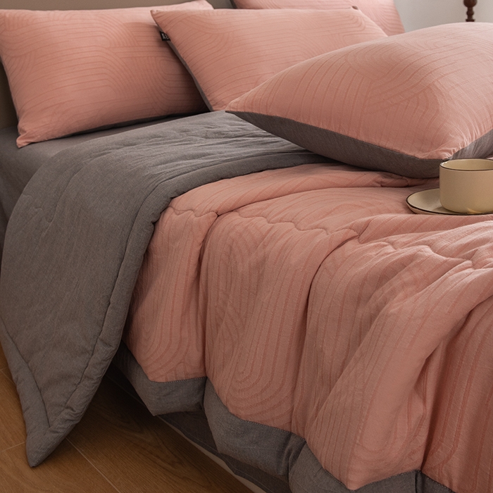 91家纺网 家纺一手货源 找家纺 恋人优选 2026新款浮光全棉提花夏被空调被 浮光粉