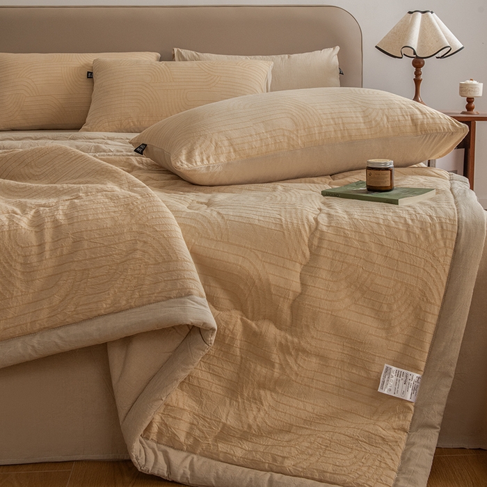 91家纺网 家纺一手货源 找家纺 恋人优选 2026新款浮光全棉提花夏被空调被 浮光卡其