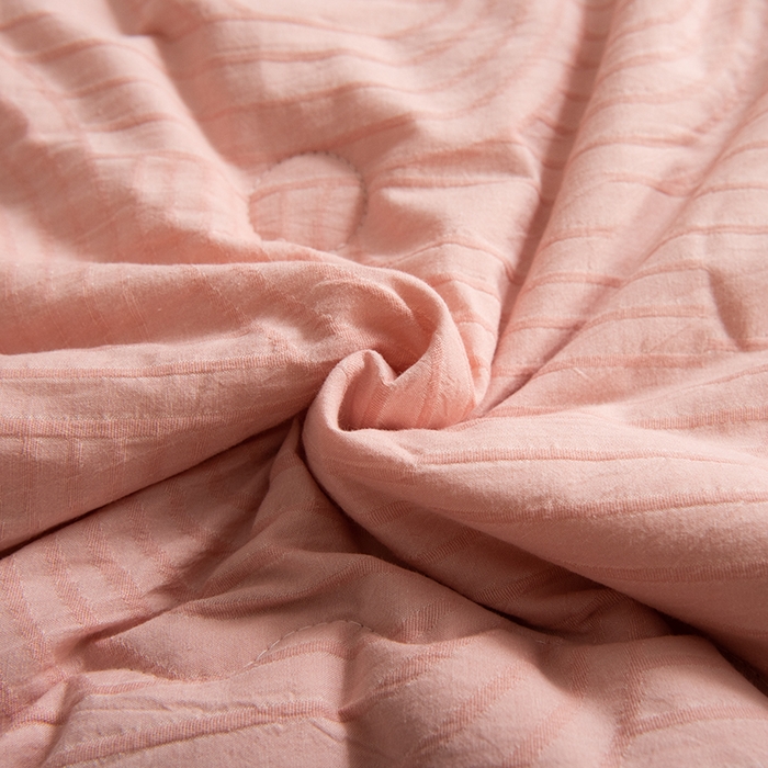 91家纺网 家纺一手货源 找家纺 恋人优选 2026新款浮光全棉提花夏被空调被 浮光粉