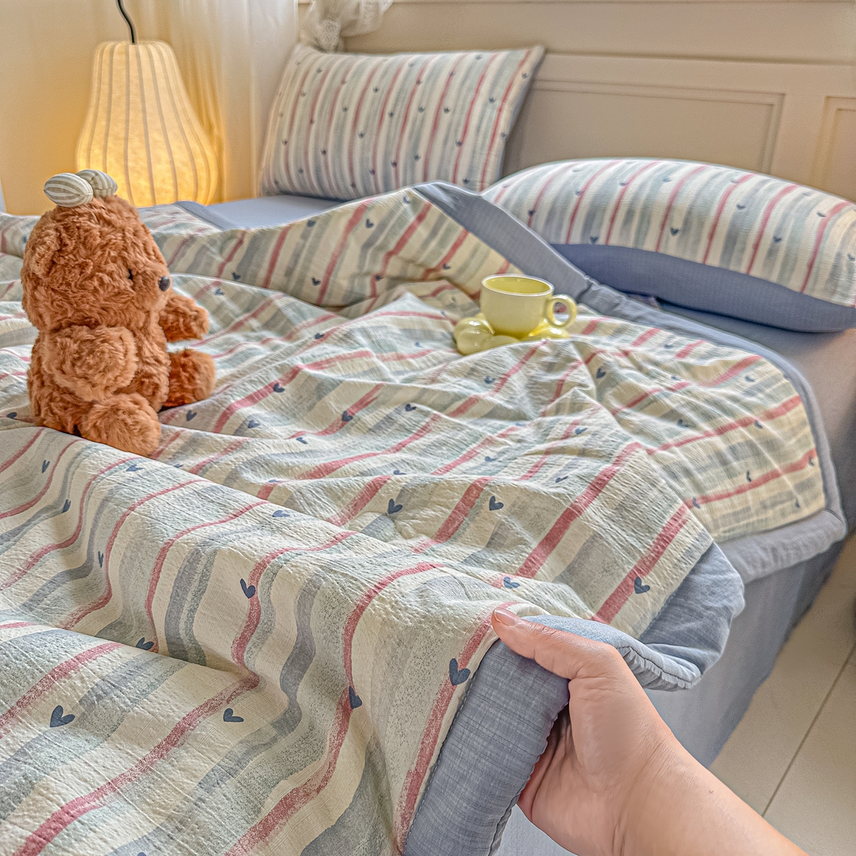 91家纺网 家纺一手货源 找家纺 秋泽家纺 2026新款A类云感双层纱大豆纤维夏凉被空调被小清新印花夏被 桃心条纹